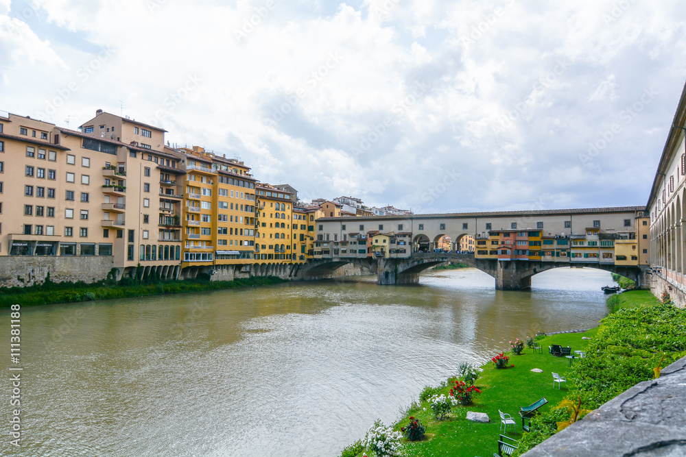 Fototapeta premium Ponte Vecchio a Firenze, Italia. Panorama sul fiume Arno