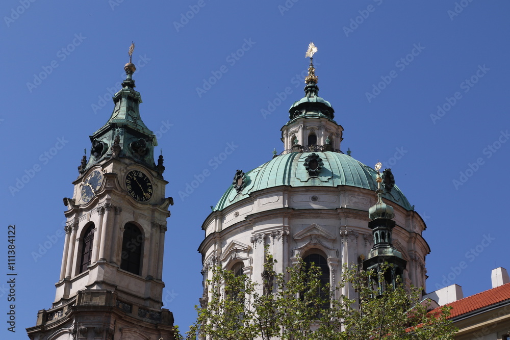 Clocher et coupole de l'église Saint-Nicolas de Mala Strana à Prague