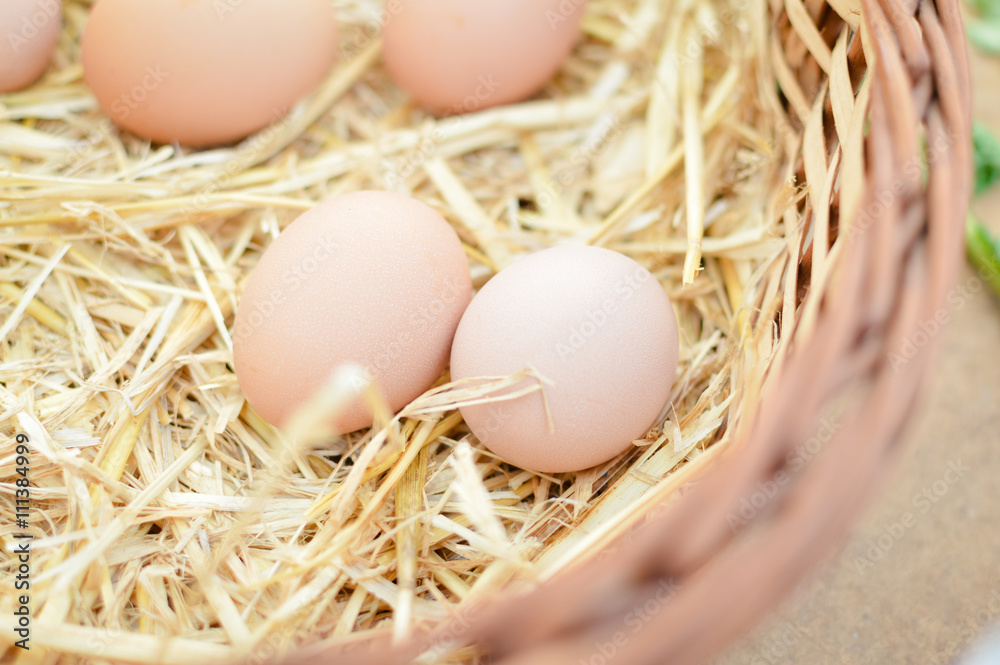 Photo closeup of basket with eggs on market Photo closeup of basket with eggs on market