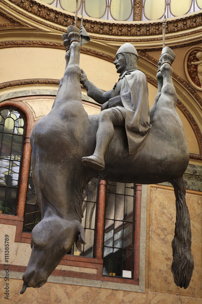 Fototapeta Sculpture de cheval suspendu de David Cerny à Prague