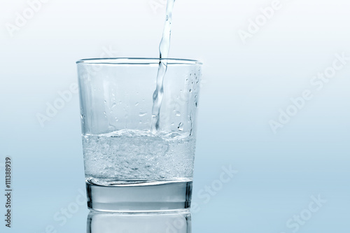 Ein Glas Wasser eingießen.