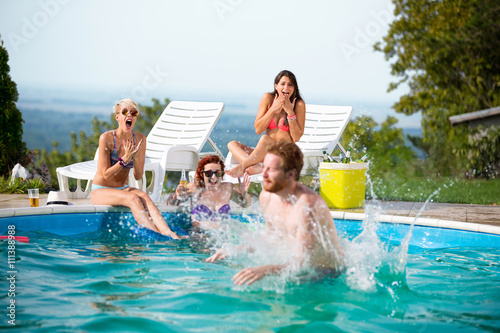Bilde på lerret Guy splashed females at pool when jumped in water
