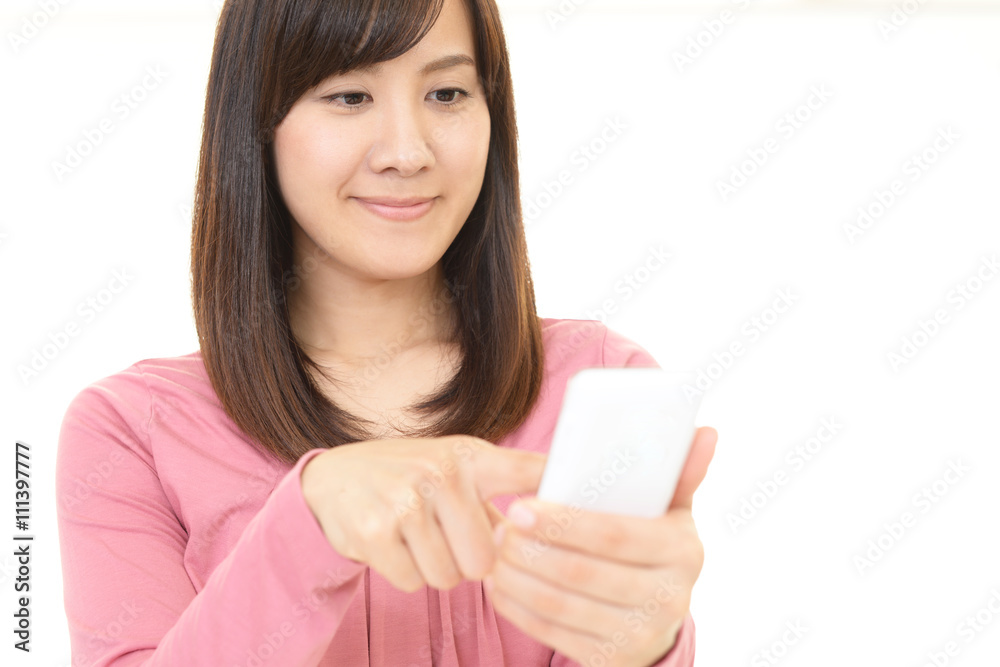 スマートフォンを持つ笑顔の女性 スマートフォンを持つ笑顔の女性