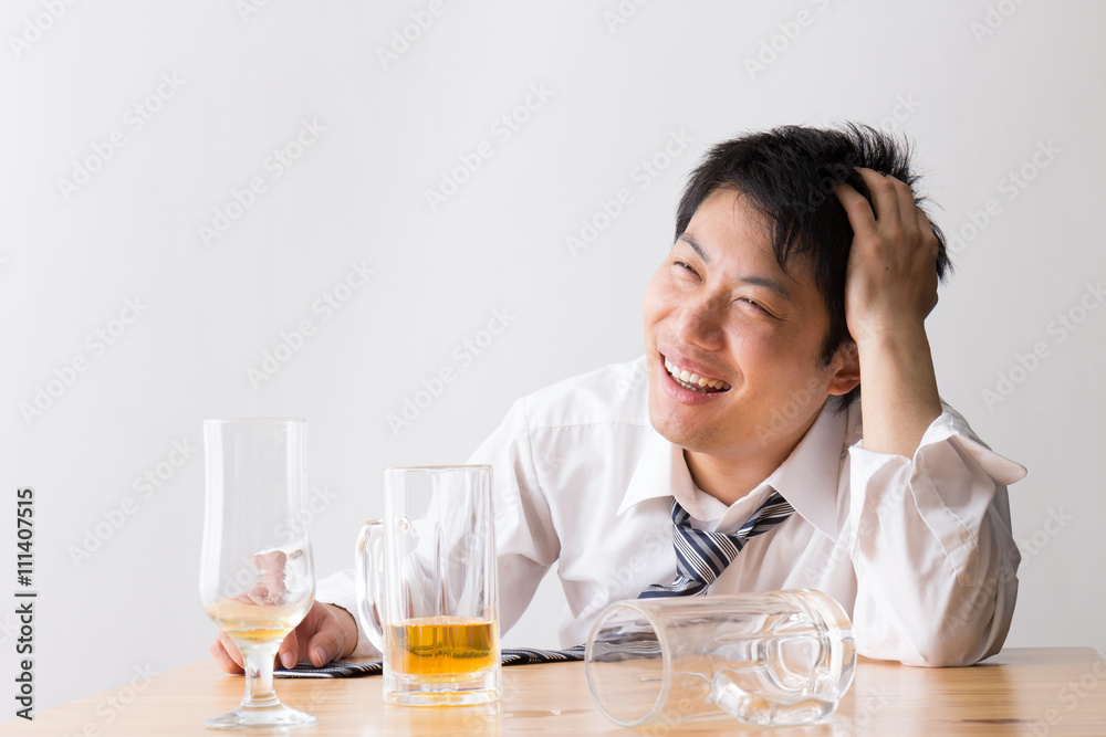 ビールを飲む男性