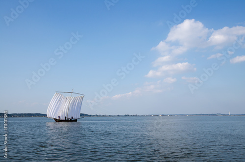 茨城県霞ヶ浦の帆引き船と青空