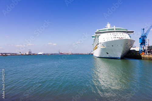 Fotótapéta Independence of the Seas cruise ship leaving Southampton docks.