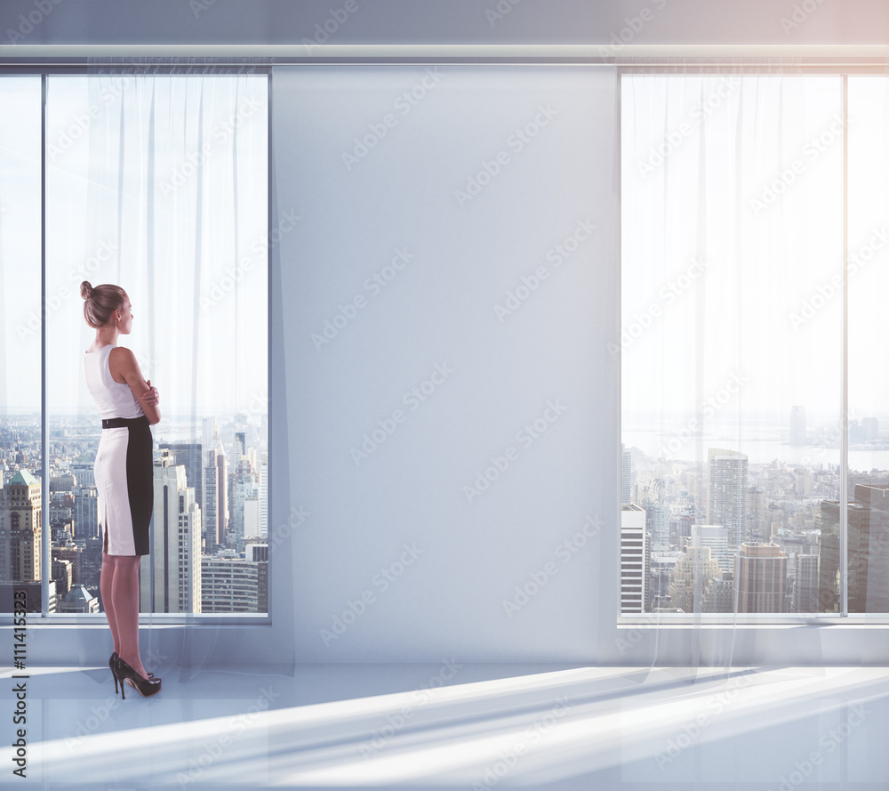 Fototapeta premium Bizneswoman w pustym pokoju