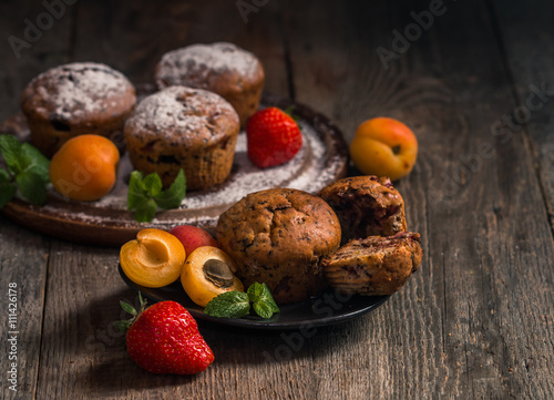 Muffins with fresh strawberries and apricots