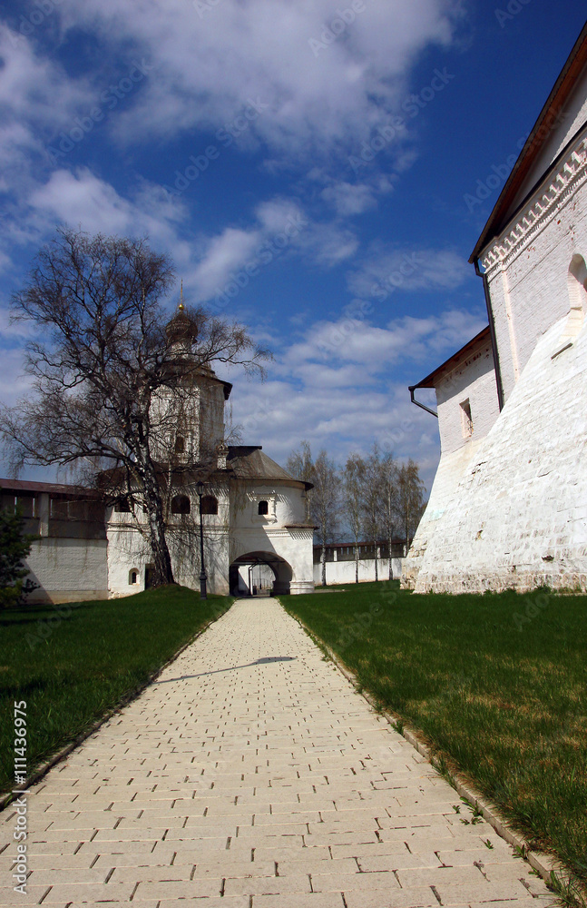 long pedestrian trail paved white rectangular stone (stone pathw