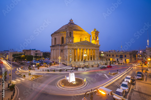 Fotografi Beautiful Mosta Dome at blue hour with traffic - Malta