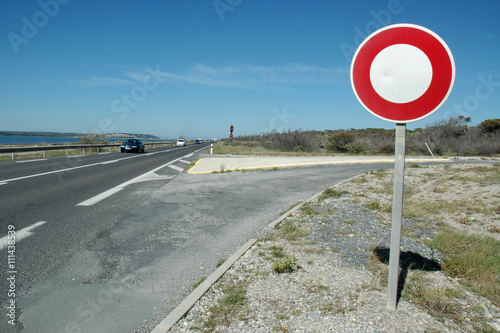 panneau routier rond interdit a tous véhicules photo