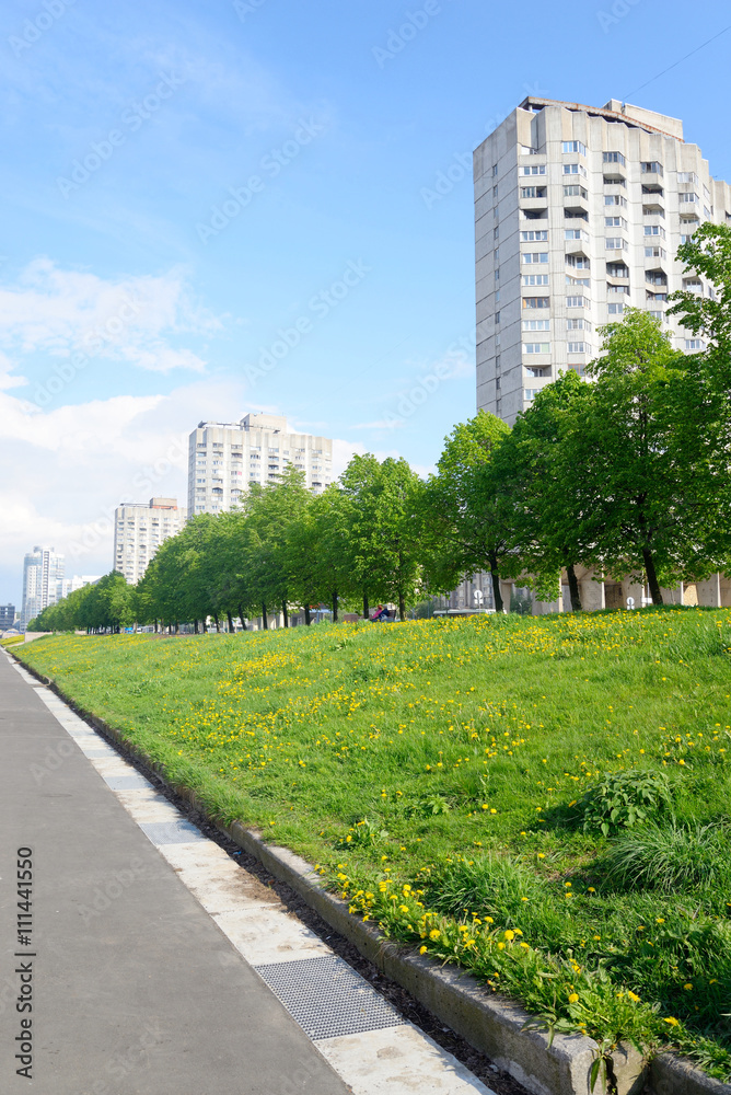 Novo Smolenskaya embankment.