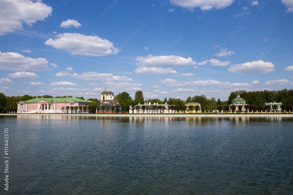 Панорама озера и живописного берега с отдыхающими во время выходных людьми в городском парке. Москва. Россия.