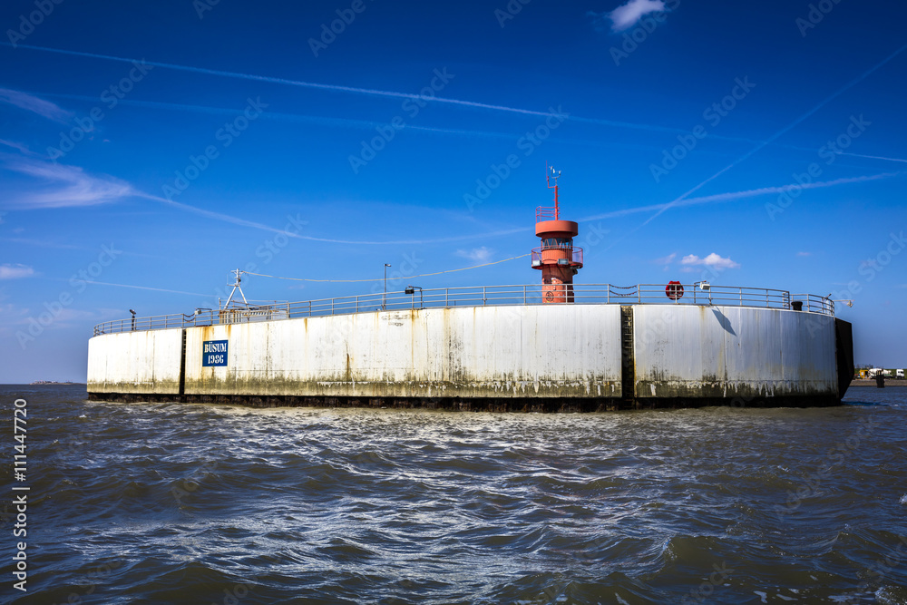 Obraz premium Betoninsel mit Leuchtturm in Buesum