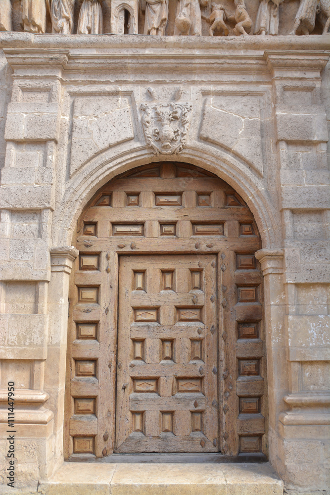 puerta de madera en la catedral de Burgos