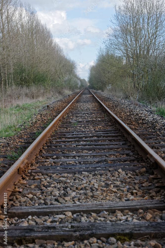 Ligne de chemin de fer en campagne dans le département du Pas-de-Calais en France