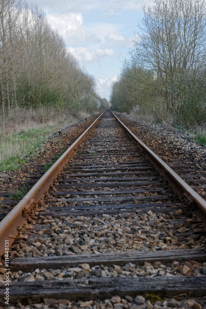 Ligne de chemin de fer en campagne dans le département du Pas-de-Calais en France Ligne de chemin de fer en campagne dans le département du Pas-de-Calais en France