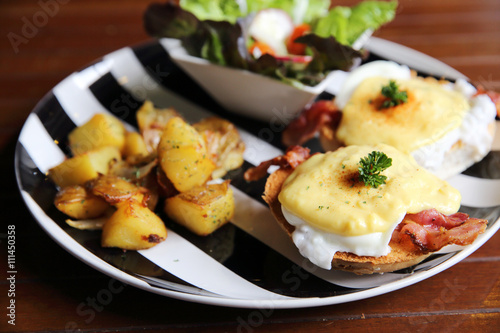 egg benedict with bacon and potato