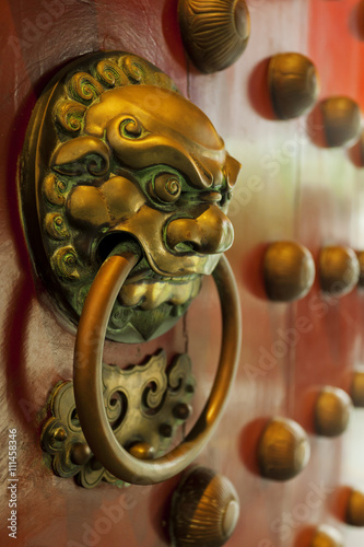 Decorative Asian door handle at the Buddha Tooth Relic Temple in Singapore  © pop_gino