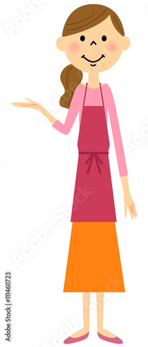 説明するエプロンの女性