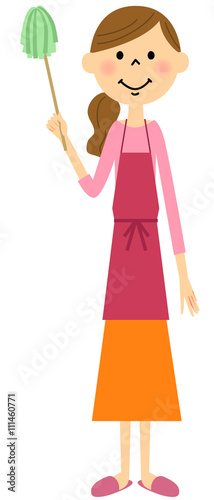 はたきを持つエプロンの女性