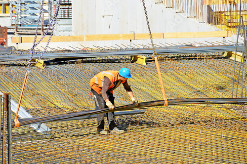 Eisenbieger auf einer Großbaustelle photo