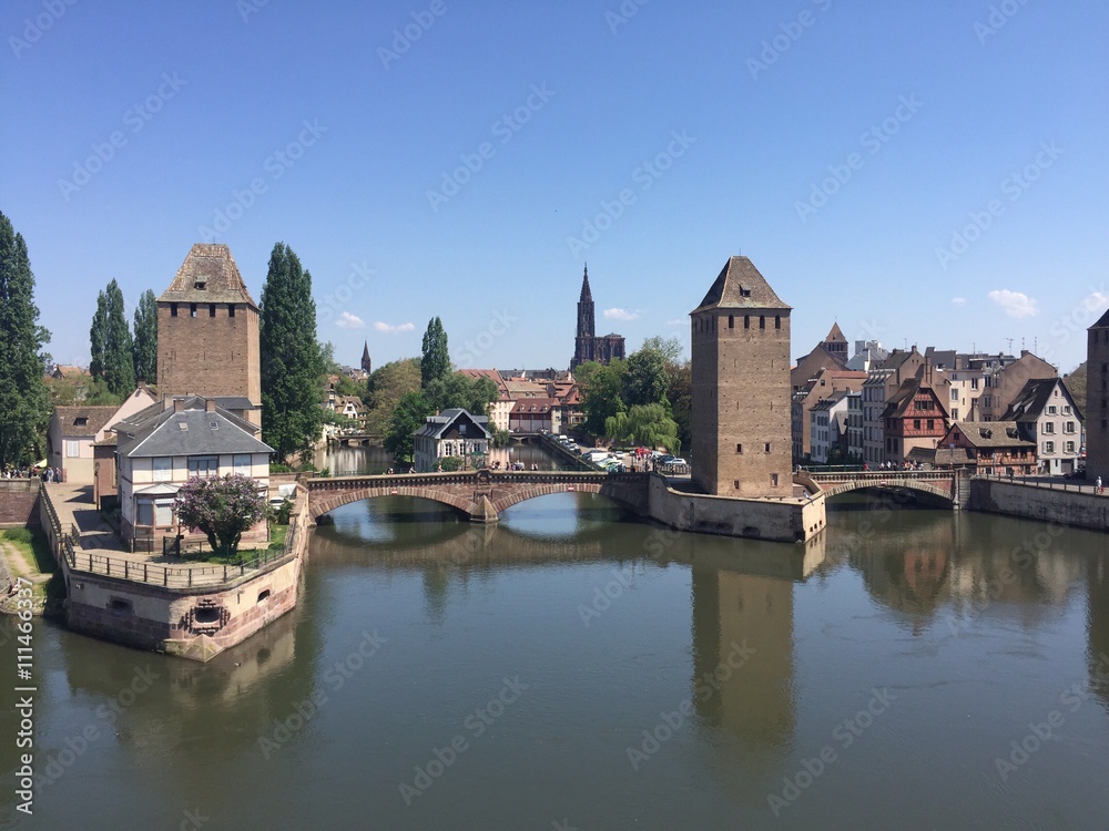 Strasbourg, Frankreich. Blick vom Vauban-Wehr auf die Ponts-Couverts. Dahinter Petite France und das Liebfrauen Münster