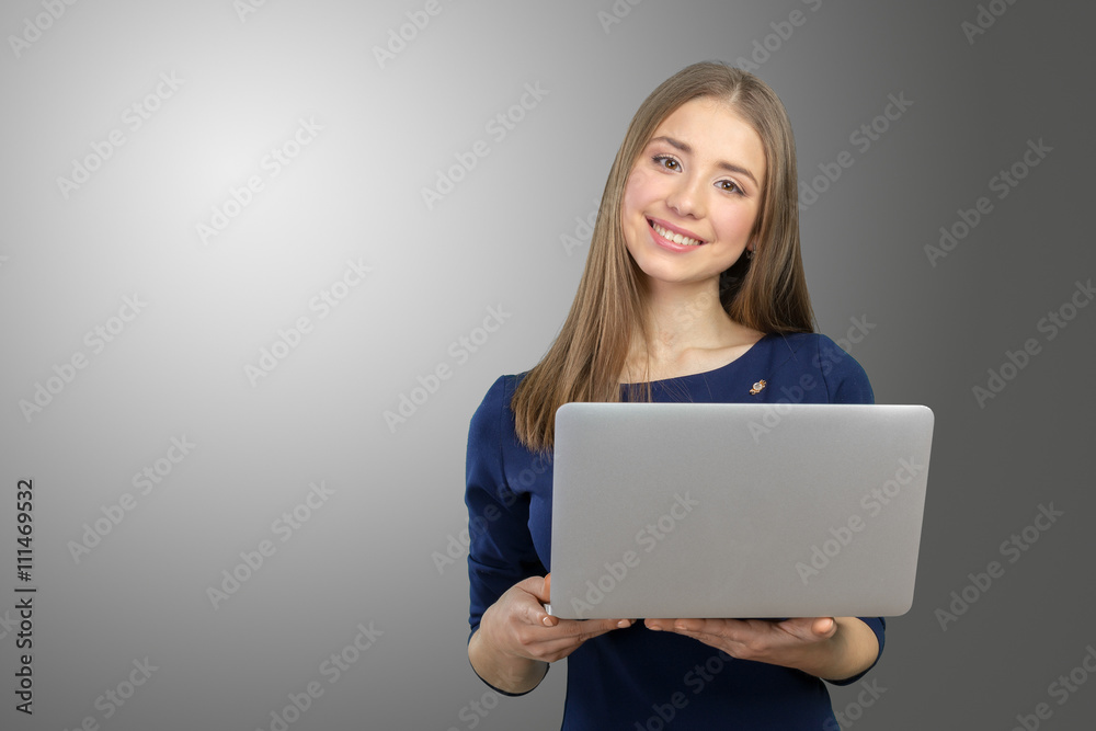 Naklejka premium Portrait of young beautiful brunnete woman holding laptop
