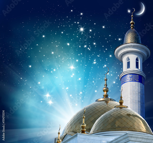 Foto Ramadan Kareem background.Crescent moon at a top of a mosque