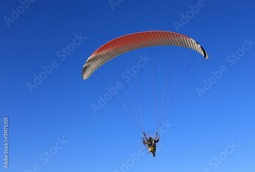 Fototapeta Naklejka Na Ścianę i Meble -  Paragliding over the sea