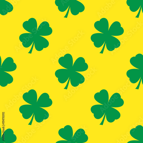 Icono plano patrón con trebol de 4 hojas sobre fondo amarillo