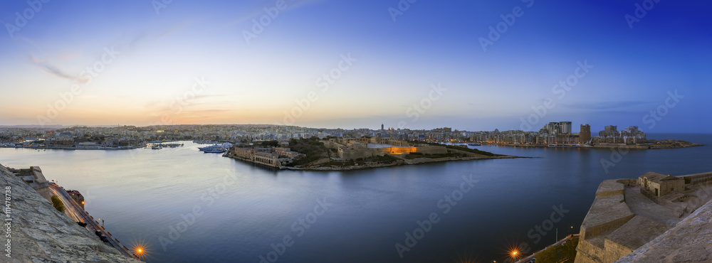 Fototapeta premium Panoramic view of Malta and Fort Manoel from Valletta at blue hour - Malta