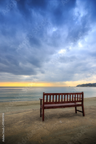 夕暮れのビーチとベンチ © TOMO