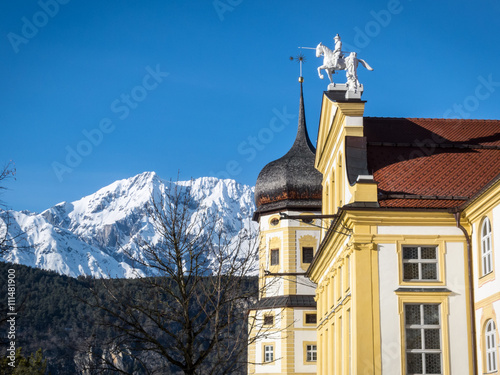 Stift Stams mit Reiterstatue und Blick auf die Nordkette