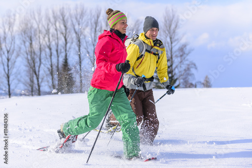 junge Leute sportlich unterwegs mit Schneeschuhen
