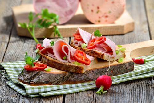 Εκτύπωση καμβά Wurstbrote: Deftiges Landbrot belegt mit Bierschinken rustikal serviert - Slices