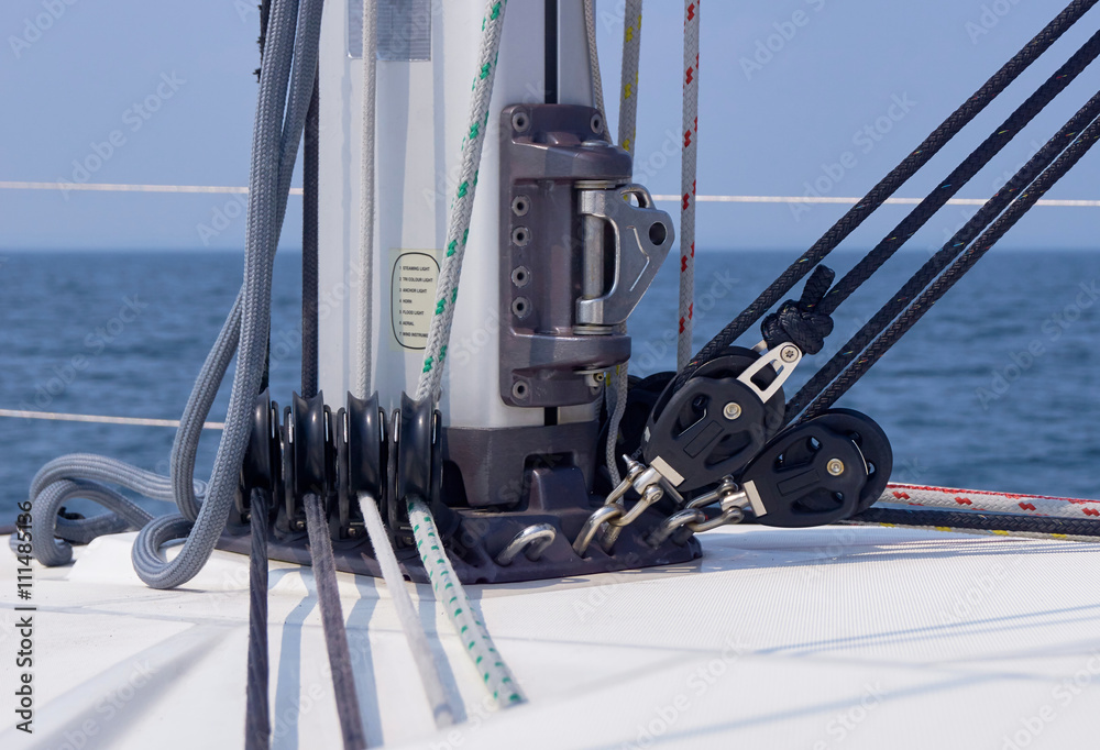 Mast mit Tauwerk Fallen Schoten und Umlenkrollen auf Segelyacht modern Mast mit Tauwerk Fallen Schoten und Umlenkrollen auf Segelyacht modern