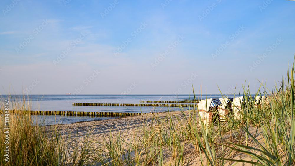 Panorama Blick auf die Ostsee mit Strandkörben und Dünengras