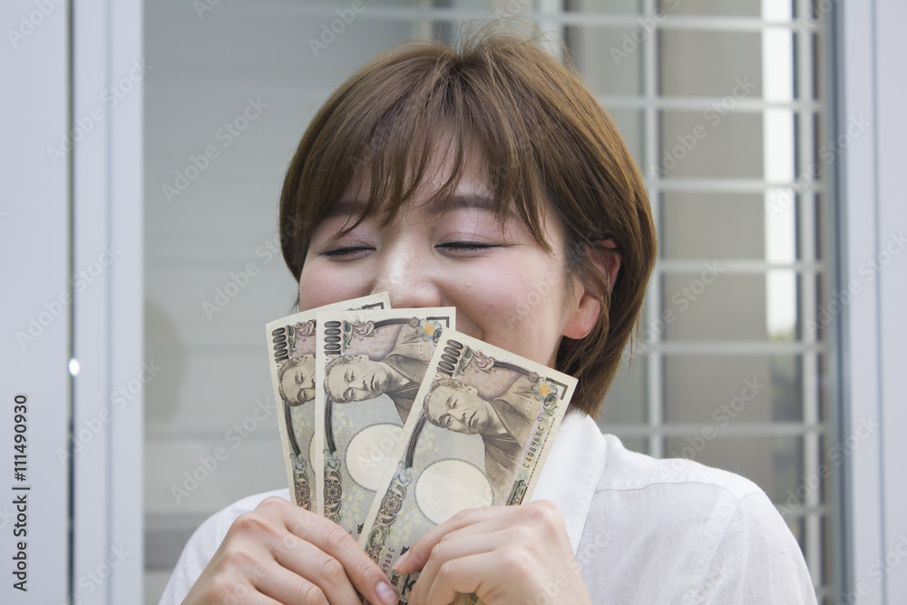 3万円を持った笑顔の女性