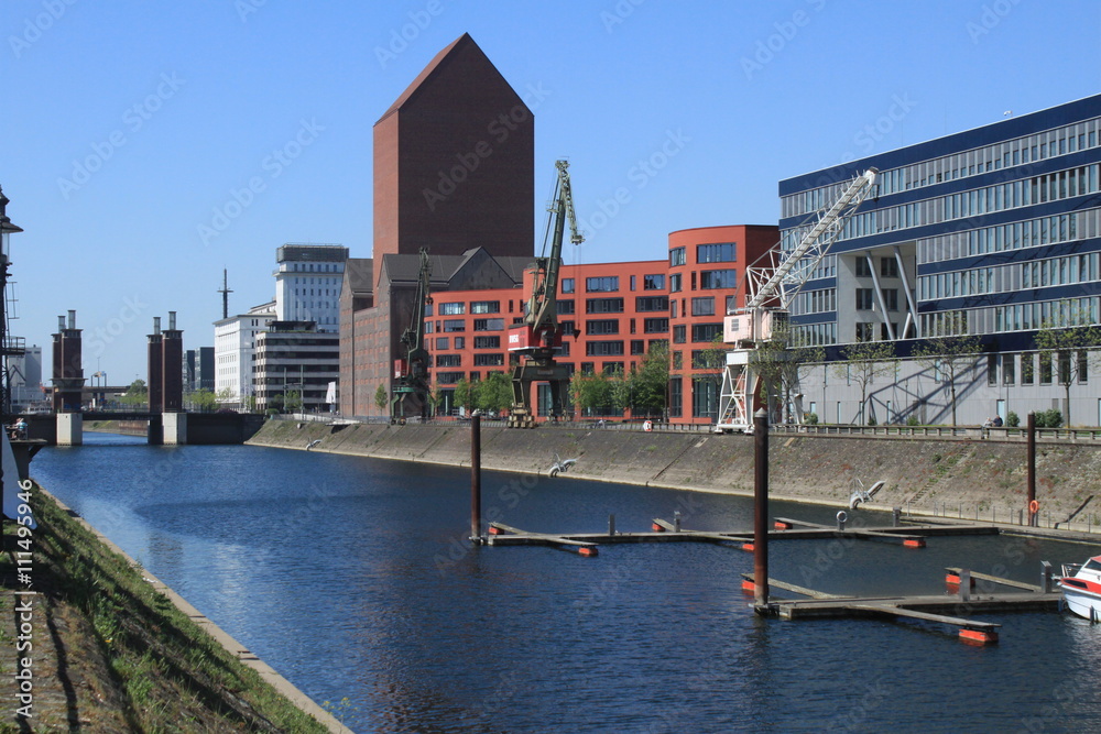 Neues Duisburg / Blick über den sanierten Duisburger Innenhafen zur Schwanentorbrücke