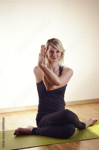 Frau die Yoga macht im sitzen