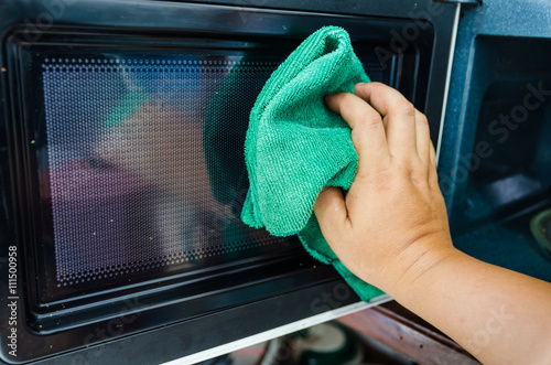 cleaning the microwave oven photo