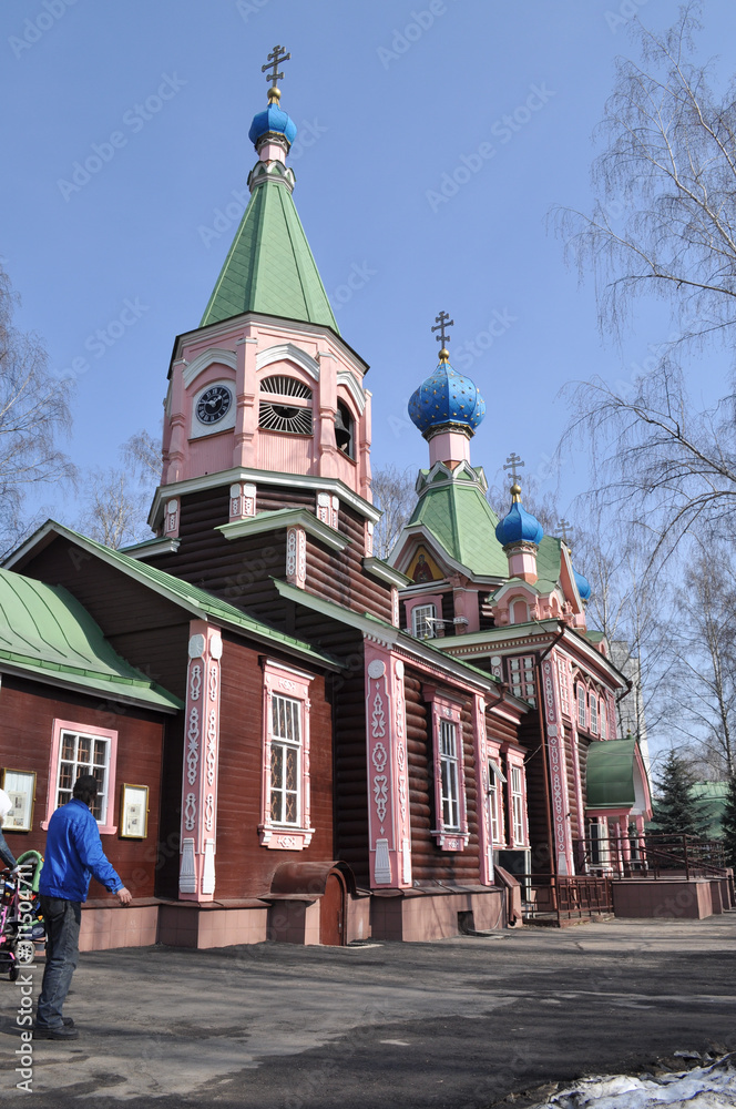 Obraz premium Wooden Orthodox Church in the spring.