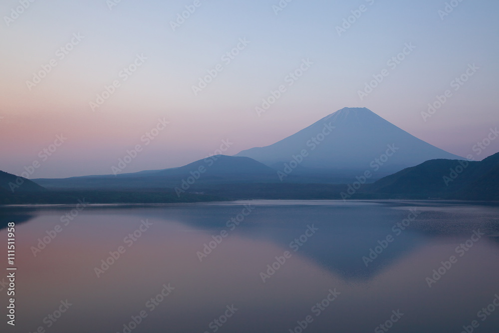 穏やかな湖の夜明け 穏やかな湖の夜明け