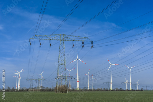 Strommast mit Windrädern photo
