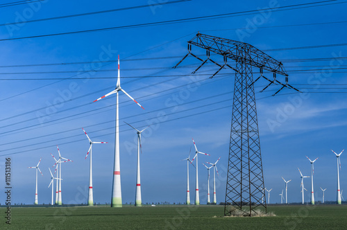 Strommast mit Windrädern