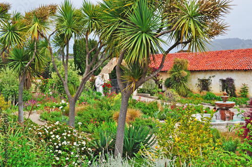 Carmel, California: il giardino della Basilica della Missione di San Carlo Borromeo il 16 giugno 2010. La Missione di Carmel è una chiesa cattolico romana costruita nel 1771 dai missionari francescani photo