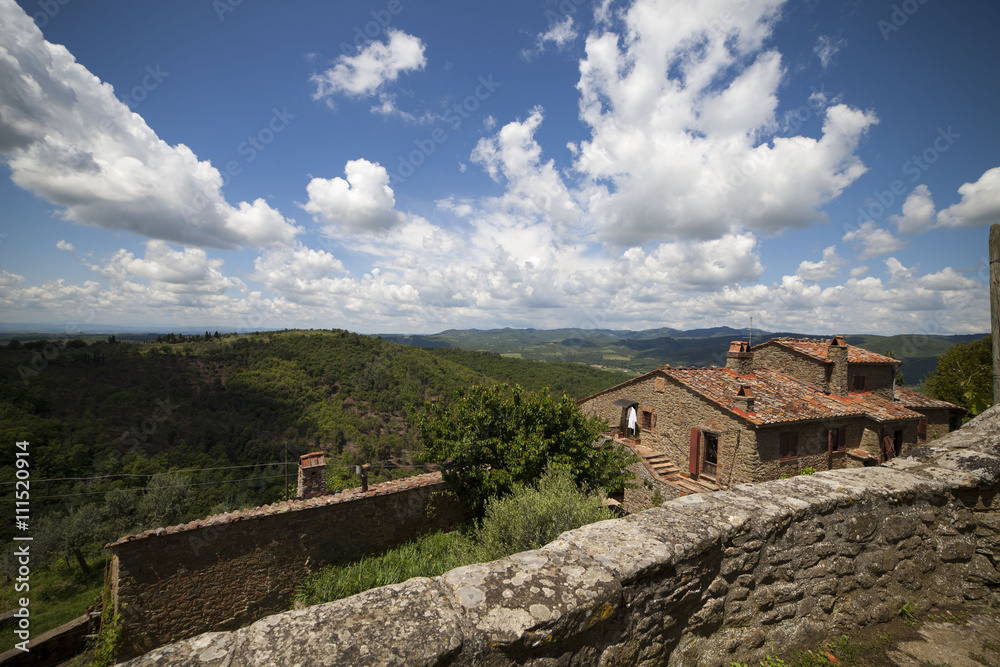 Toscana,campagna di Monte San Savino. Il paese di Rapale. Toscana,campagna di Monte San Savino. Il paese di Rapale.
