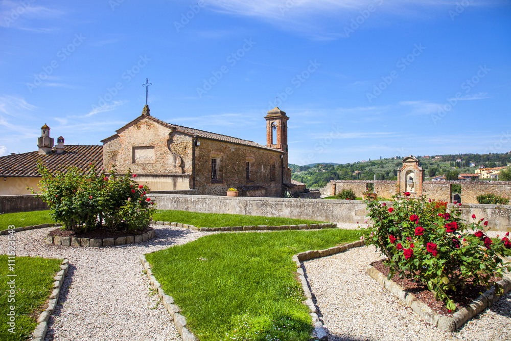 Toscana,il paese di Monte San Savino. Giardino del palazzo comunale e chiesa.