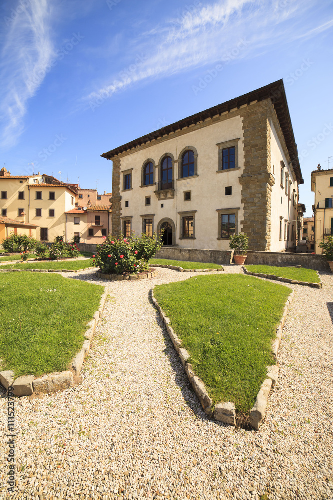 Toscana,il paese di Monte San Savino, il palazzo comunale e giardino.